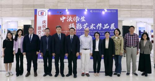 對(duì)外經(jīng)濟(jì)貿(mào)易大學(xué)“慶祝中法建交60周年——中法師生攝影藝術(shù)作品展” 開幕式開始