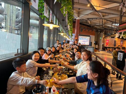 美國(guó)西雅圖城市大學(xué)MBA G26班 晚餐合影 美國(guó)西雅圖城市大學(xué)MBA G26班 晚餐合影