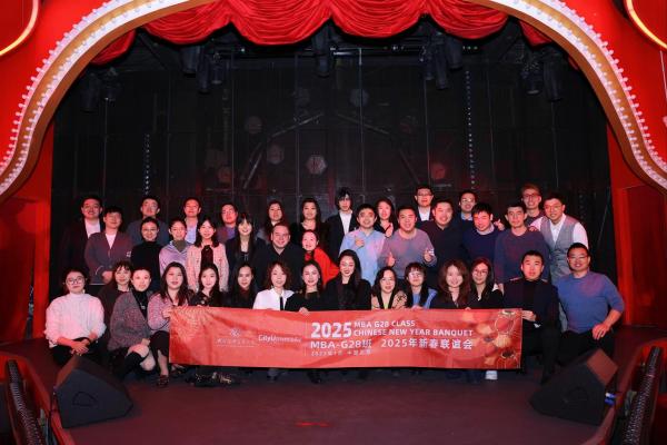 對(duì)外經(jīng)濟(jì)貿(mào)易大學(xué)與美國西雅圖城市大學(xué)合作舉辦工商管理碩士MBA項(xiàng)目G28期班聯(lián)合合影 對(duì)外經(jīng)濟(jì)貿(mào)易大學(xué)與美國西雅圖城市大學(xué)合作舉辦工商管理碩士MBA項(xiàng)目G28期班聯(lián)合合影