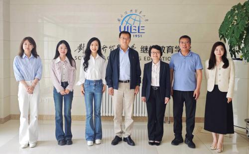 對(duì)外經(jīng)濟(jì)貿(mào)易大學(xué)中法諾歐零售碩士項(xiàng)目中法溝通座談會(huì)中參會(huì)人員合影留念 對(duì)外經(jīng)濟(jì)貿(mào)易大學(xué)中法諾歐零售碩士項(xiàng)目中法溝通座談會(huì)中參會(huì)人員合影留念