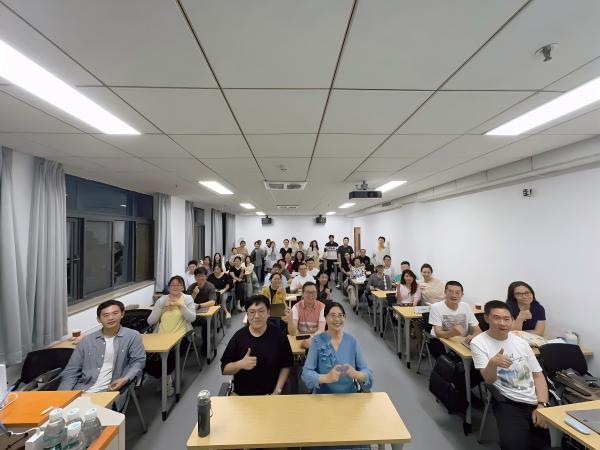 對外經(jīng)濟(jì)貿(mào)易大學(xué)中法巴黎一大企業(yè)管理碩士項(xiàng)目學(xué)術(shù)講座師生合影留念 對外經(jīng)濟(jì)貿(mào)易大學(xué)中法巴黎一大企業(yè)管理碩士項(xiàng)目學(xué)術(shù)講座師生合影留念